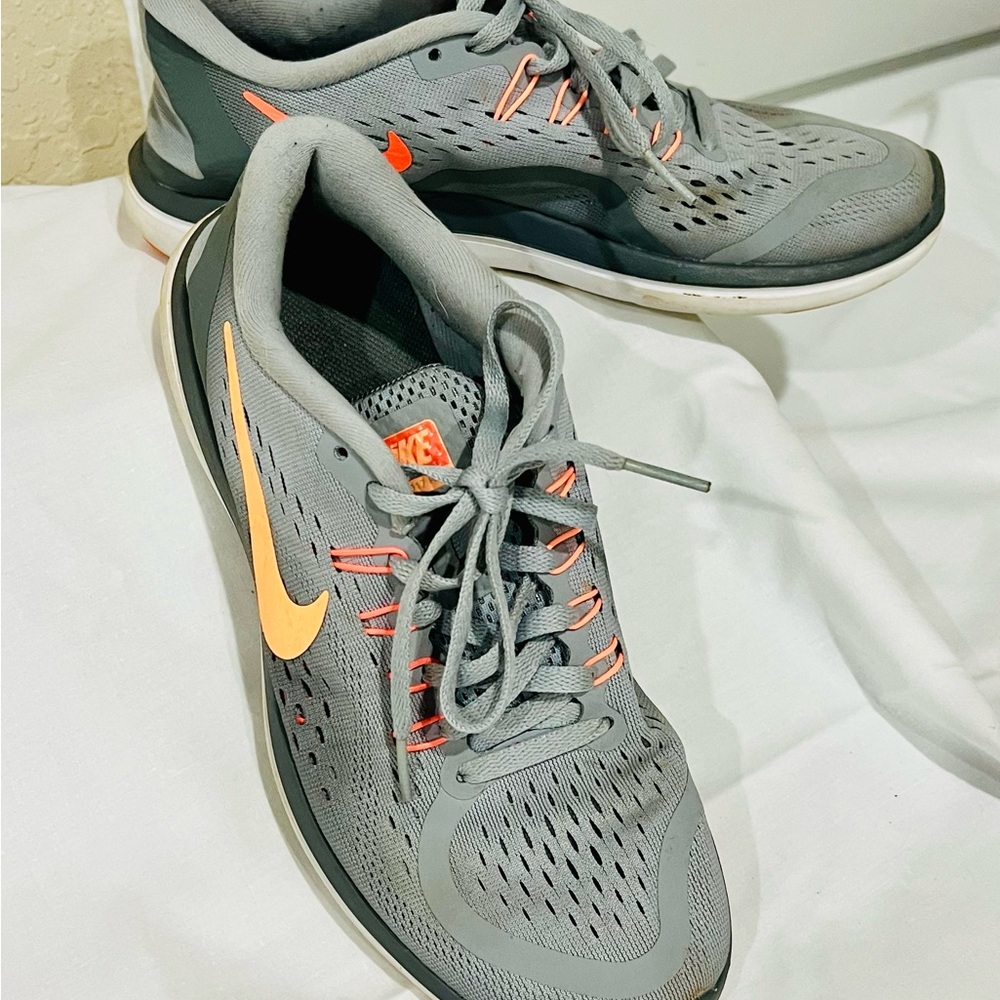 Women's Nike Flex 
Sneakers size 7.5